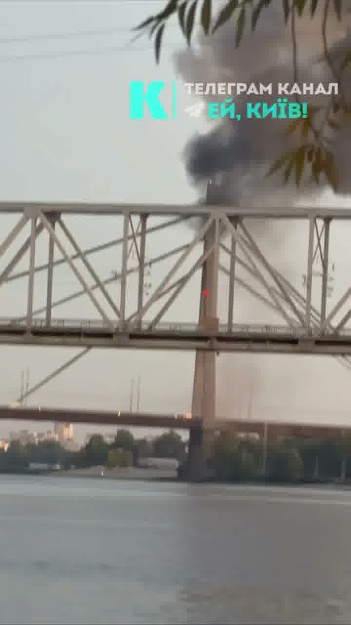 La Russia ha preso di mira il ponte di Poczynny a Kyiv con un drone.