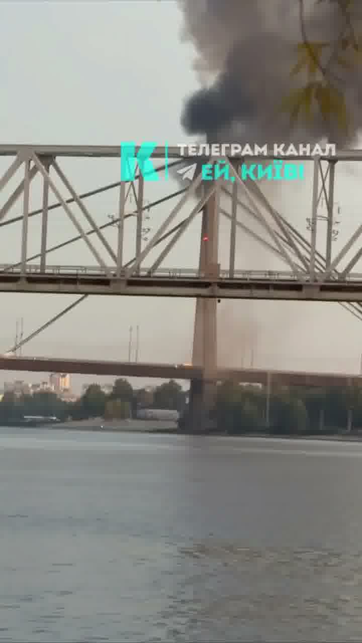 La Russia ha preso di mira il ponte di Poczynny a Kyiv con un drone.