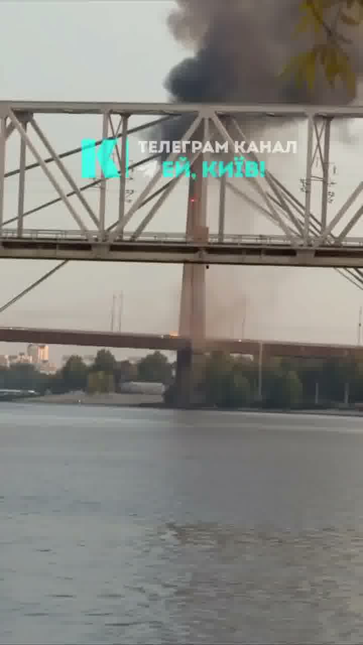 La Russia ha preso di mira il ponte di Poczynny a Kyiv con un drone.