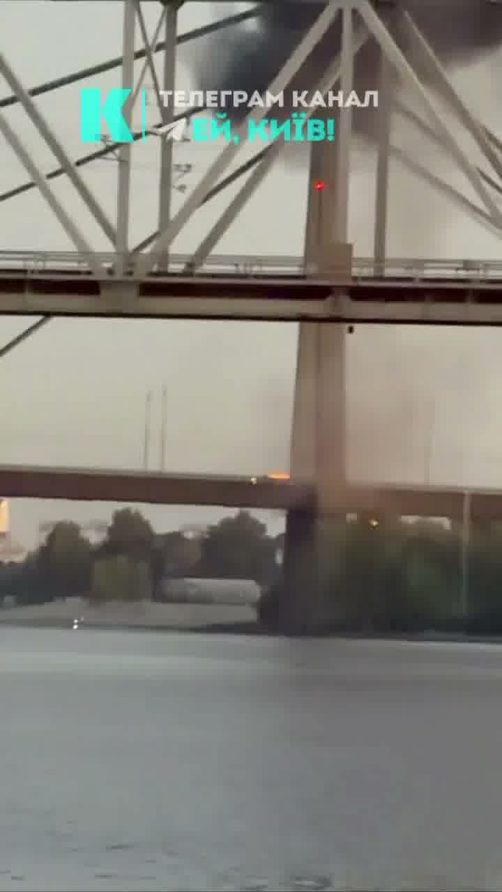 La Russia ha preso di mira il ponte di Poczynny a Kyiv con un drone.