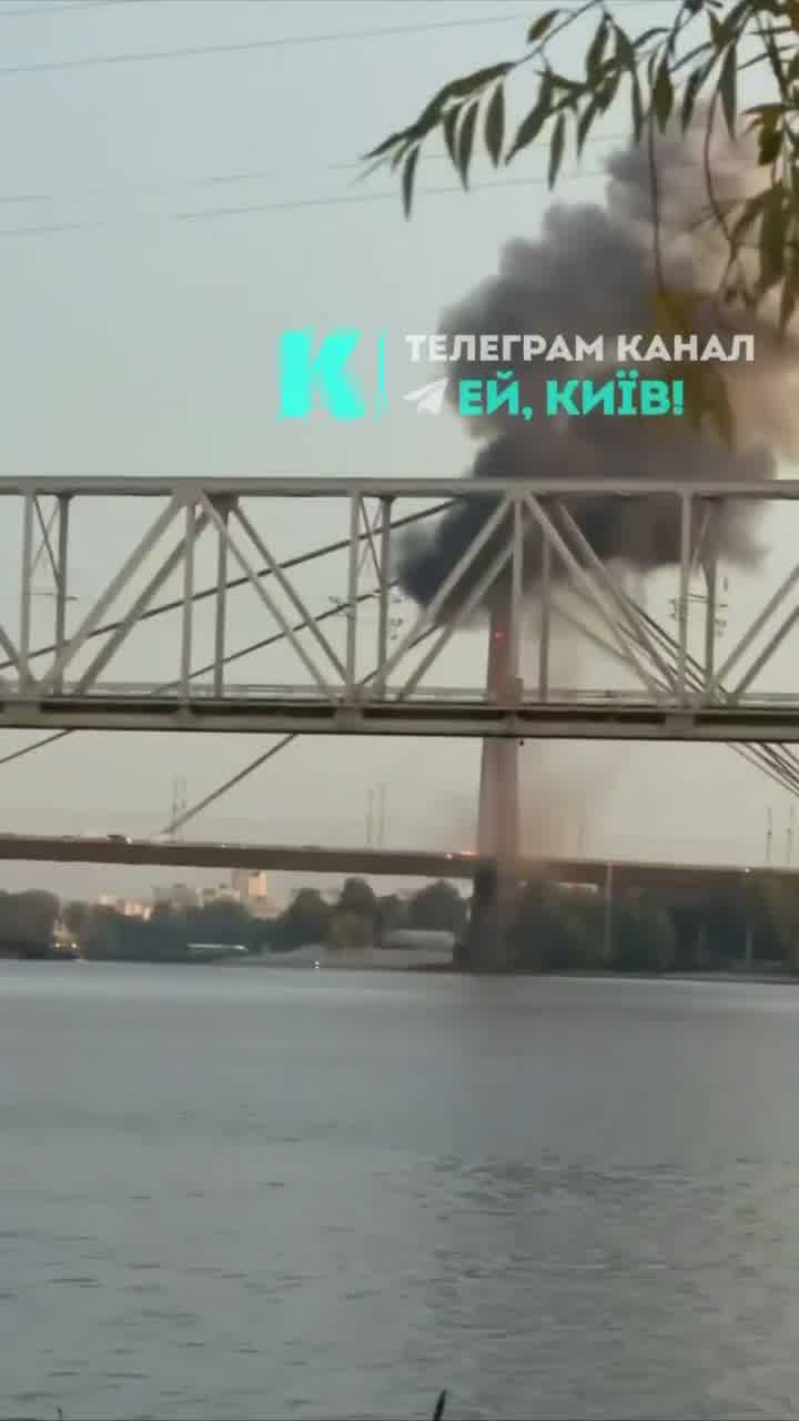 La Russia ha preso di mira il ponte di Poczynny a Kyiv con un drone.