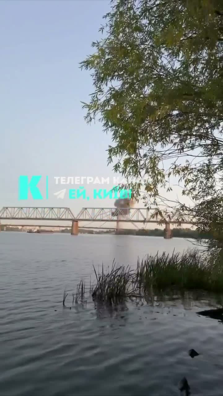 La Russia ha preso di mira il ponte di Poczynny a Kyiv con un drone.