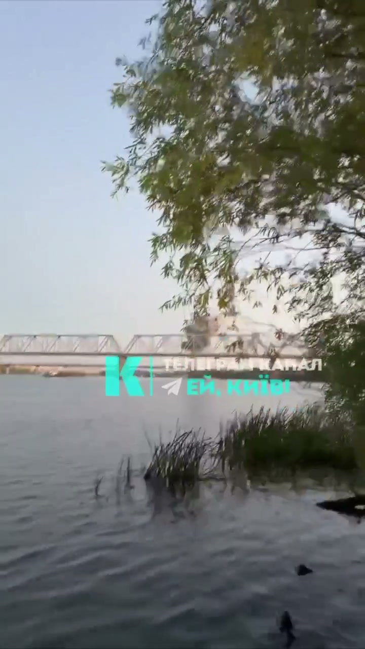 La Russia ha preso di mira il ponte di Poczynny a Kyiv con un drone.
