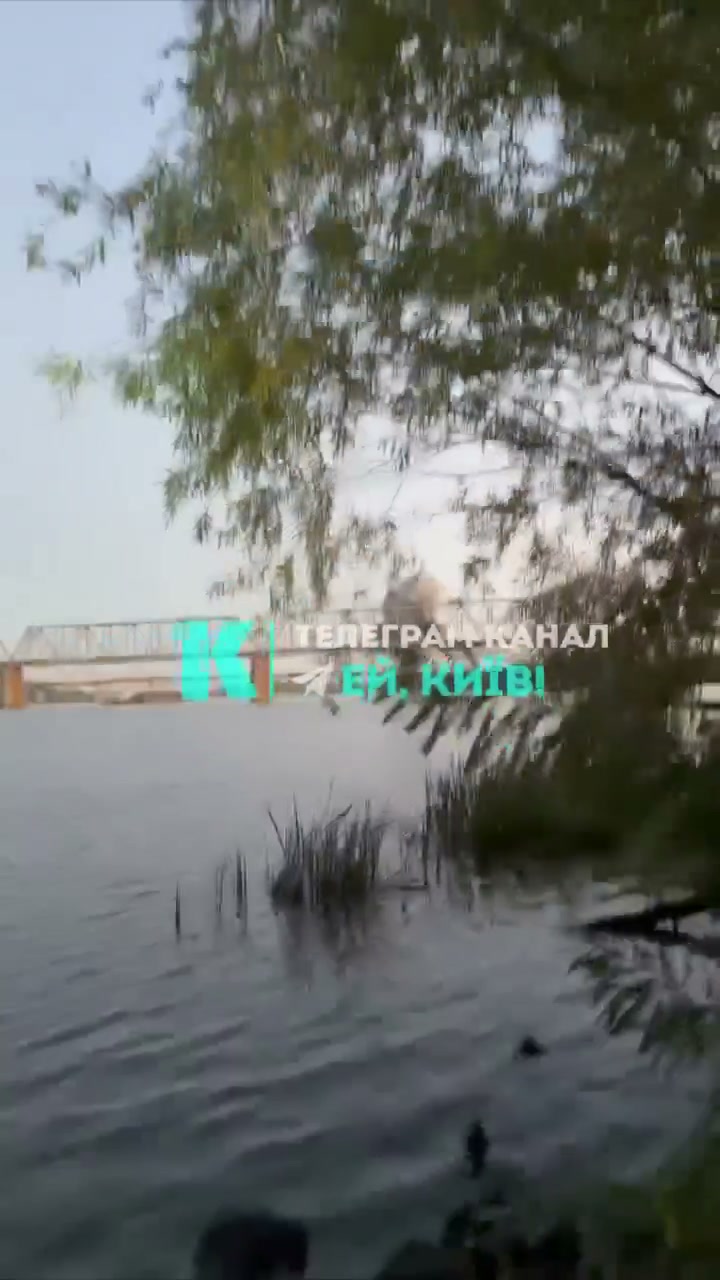 La Russia ha preso di mira il ponte di Poczynny a Kyiv con un drone.