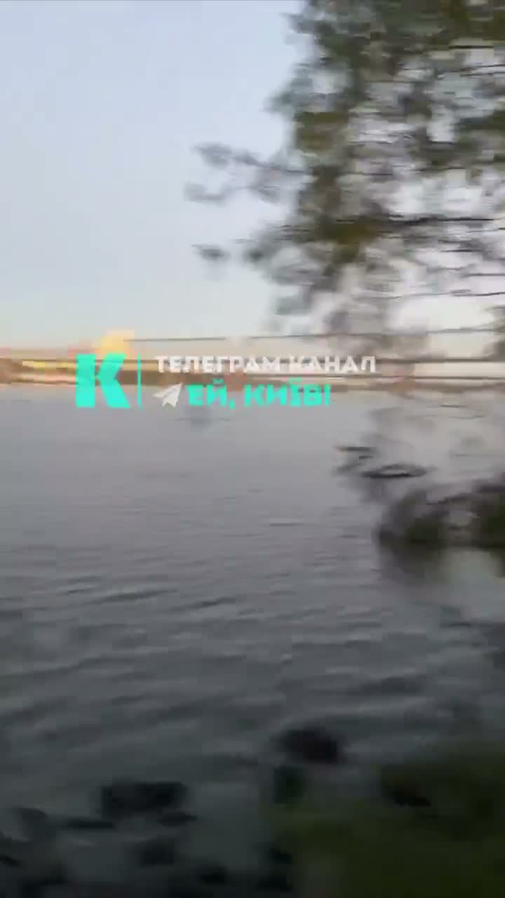 La Russia ha preso di mira il ponte di Poczynny a Kyiv con un drone.