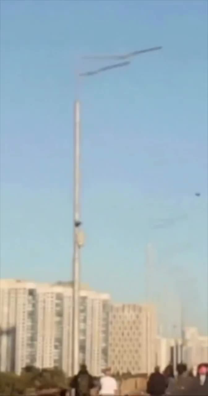 La Russia ha preso di mira il ponte di Poczynny a Kyiv con un drone.