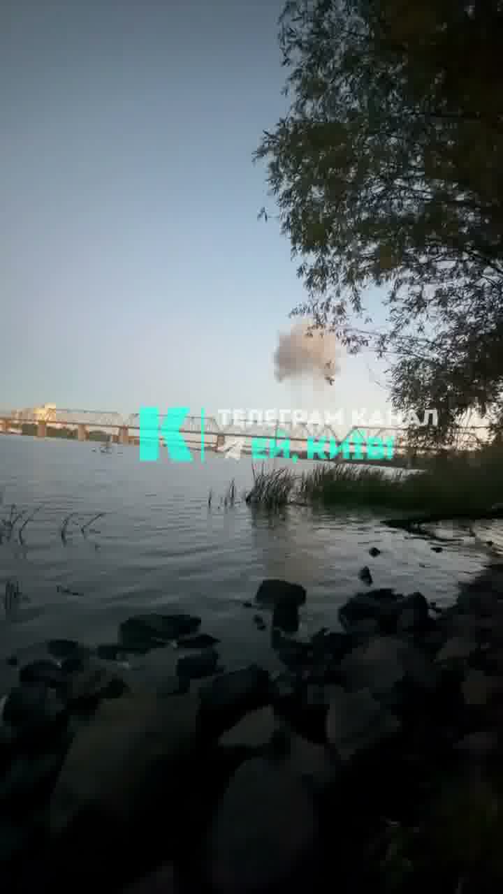 La Russia ha preso di mira il ponte di Poczynny a Kyiv con un drone.