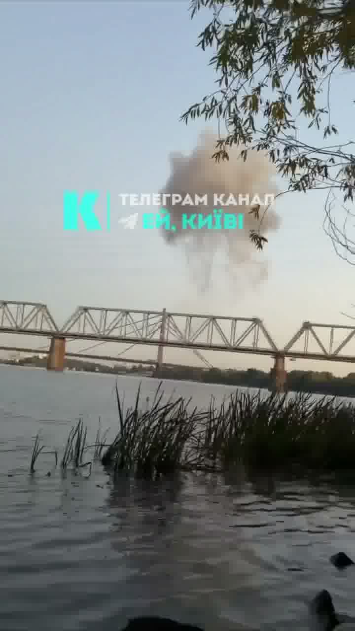 La Russia ha preso di mira il ponte di Poczynny a Kyiv con un drone.
