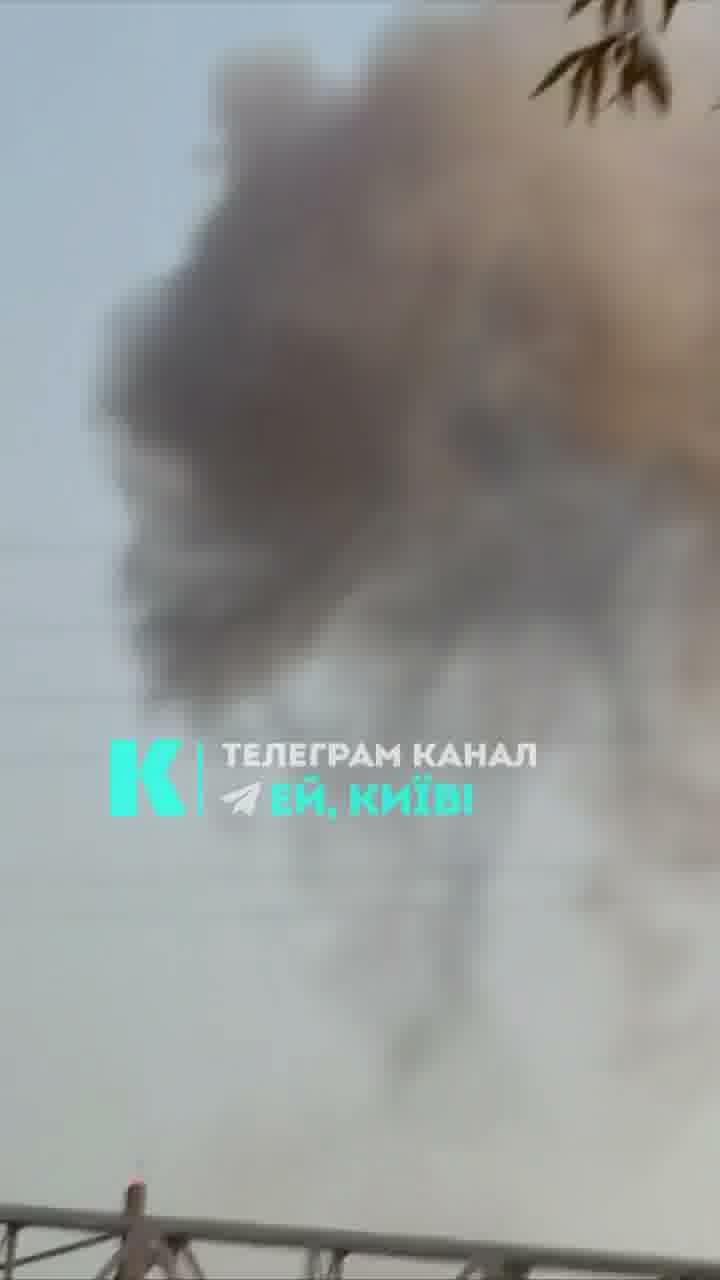 La Russia ha preso di mira il ponte di Poczynny a Kyiv con un drone.