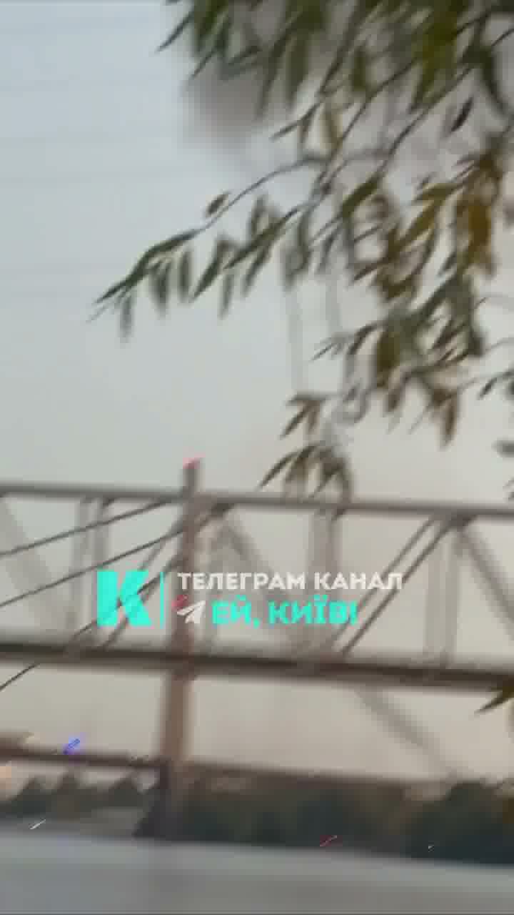 La Russia ha preso di mira il ponte di Poczynny a Kyiv con un drone.