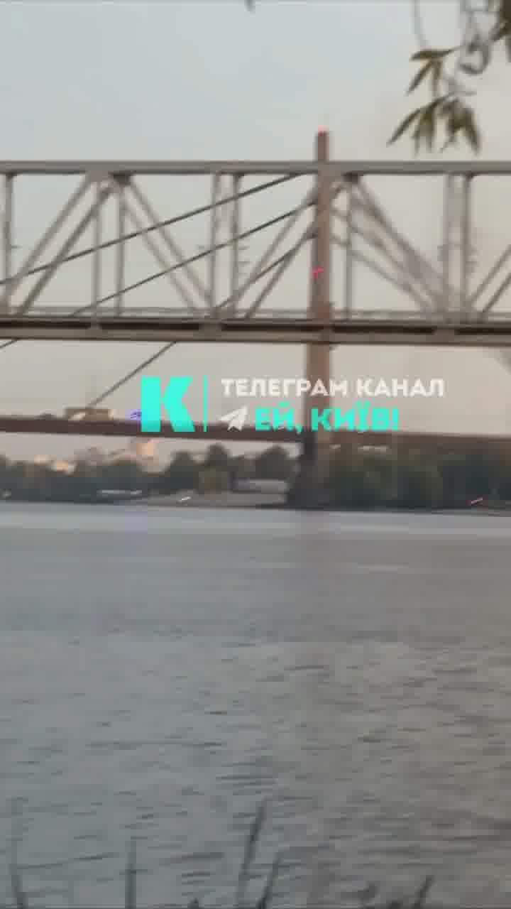 La Russia ha preso di mira il ponte di Poczynny a Kyiv con un drone.