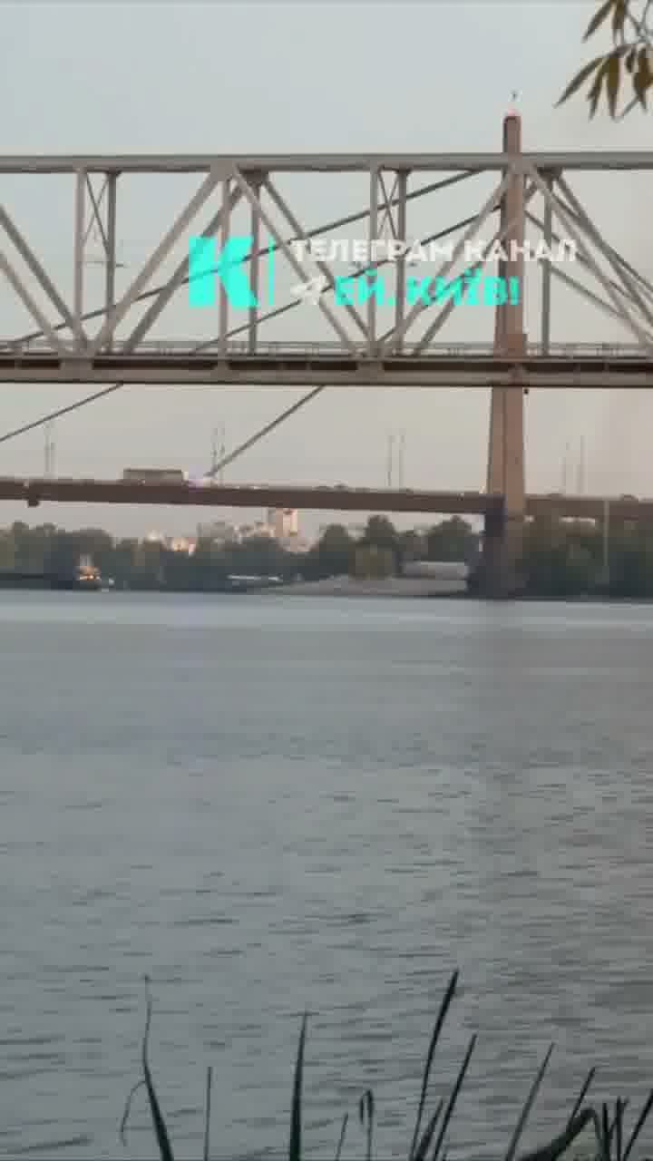 La Russia ha preso di mira il ponte di Poczynny a Kyiv con un drone.