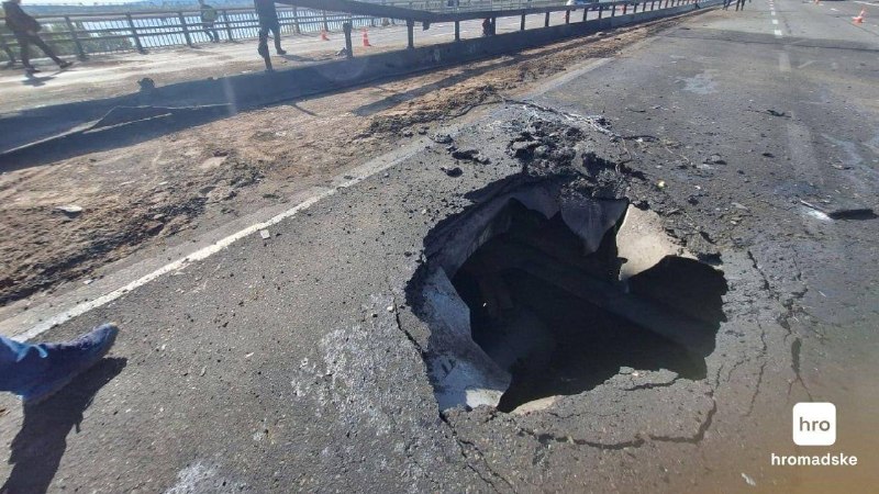 جسر بينيشني في كييف تعرض لأضرار نتيجة ضربة روسية.