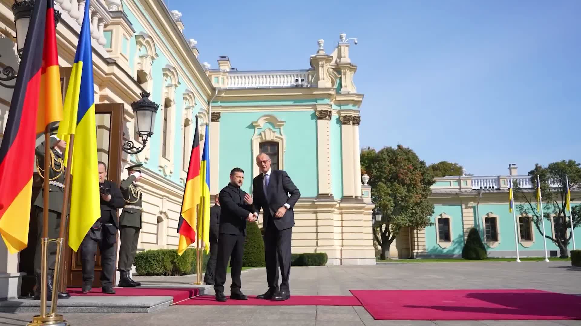 أعلنت كييف عن استلام حزمة دعم شاملة بقيمة أكثر من 1.3 مليار يورو – تشمل أسلحة لحماية البنية التحتية للطاقة، خلال اجتماع مع ميرز.