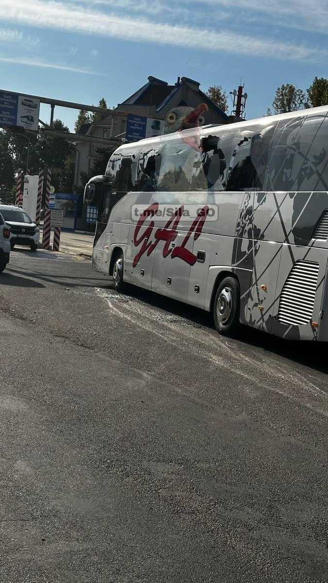 Moldova sınır polisi görevlisi, Palanca sınır geçidine yakın bekleyen bir sivil otobüsüne, Rus mühimmatının yere çarpıp savrulması sonucu hafif yaralandı - Moldova Sınır Polisi