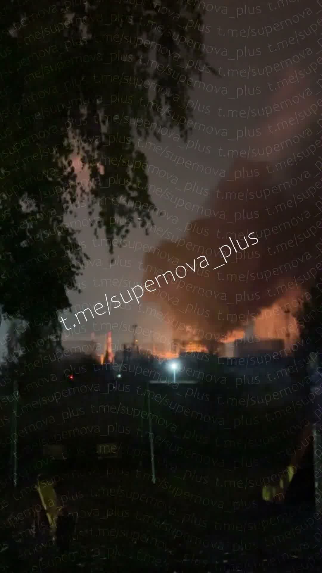 طائرات مسيرة هاجمت محطة تكرير النفط في منطقة فولودارسكايا بضواحي موسكو.