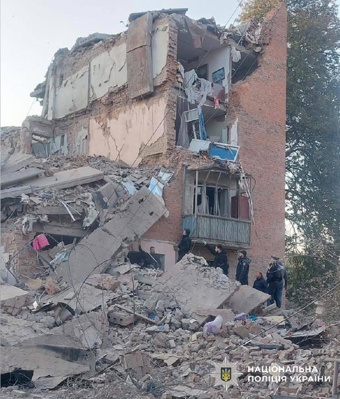 Missile russe frappe une maison résidentielle à Pryluky, région de Tchernihiv.