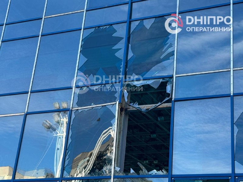 Arena sportiva danneggiata a seguito di attacco missilistico russo a Dnipro.
