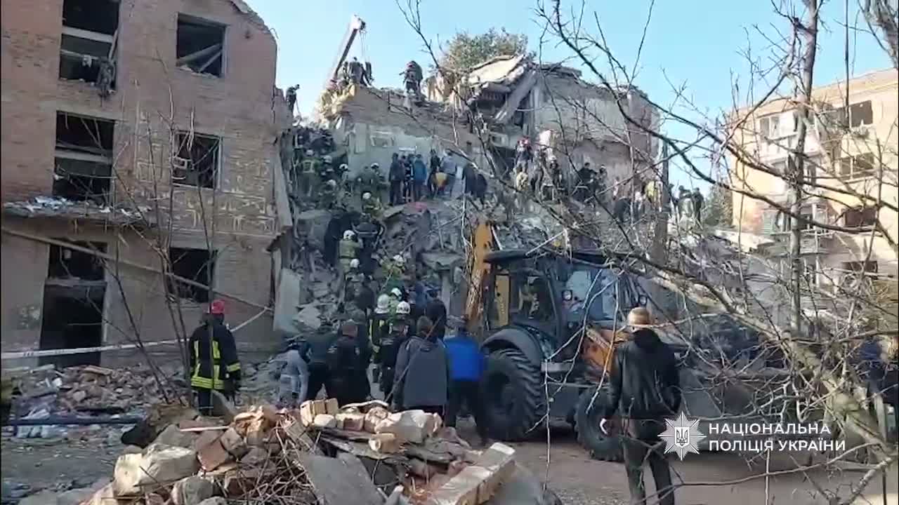 Au moins 9 morts et 38 blessés après un attentat avec des missiles russes contre une maison résidentielle à Pryluky, région de Tchernivtsi. Des corps de 3 enfants ont été extraits des décombres.