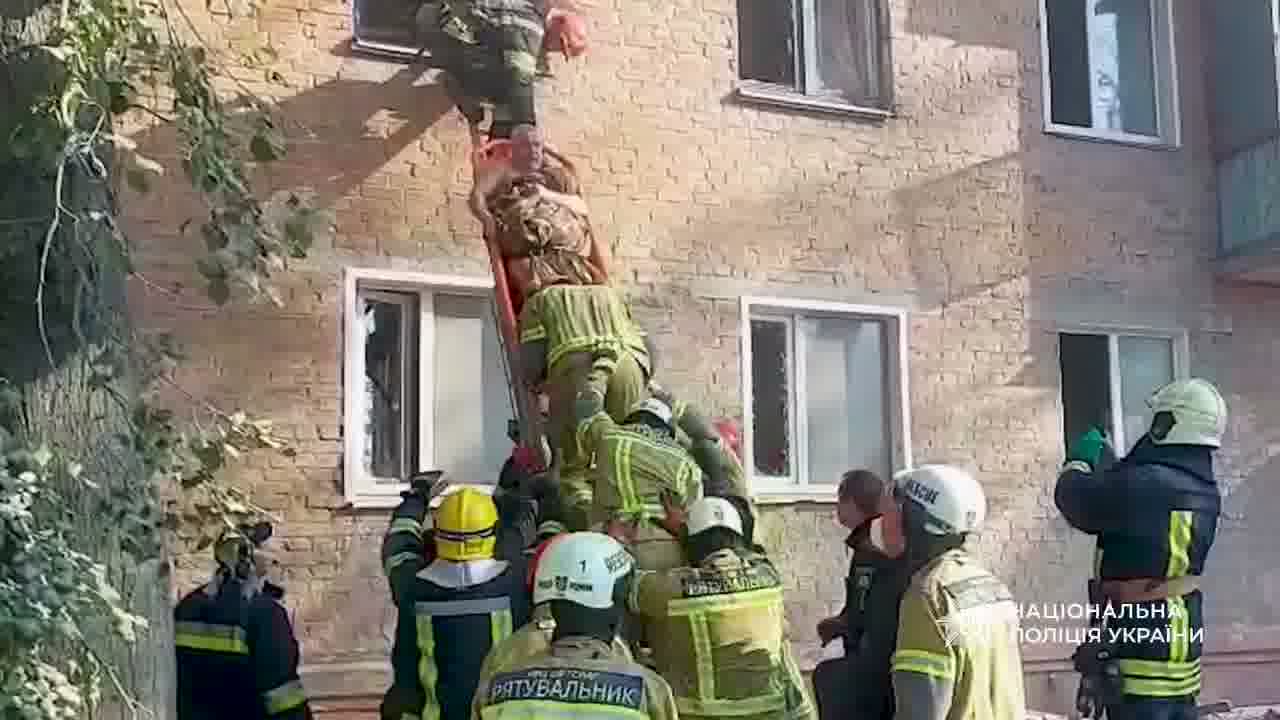 Ciała 3 dzieci wydobyto z gruzów po ataku rosyjskiej rakiety na dom mieszkalny w Prylukach, w obwodzie czernińskim. Liczba ofiar śmiertelnych wzrosła do 9, 38 rannych.