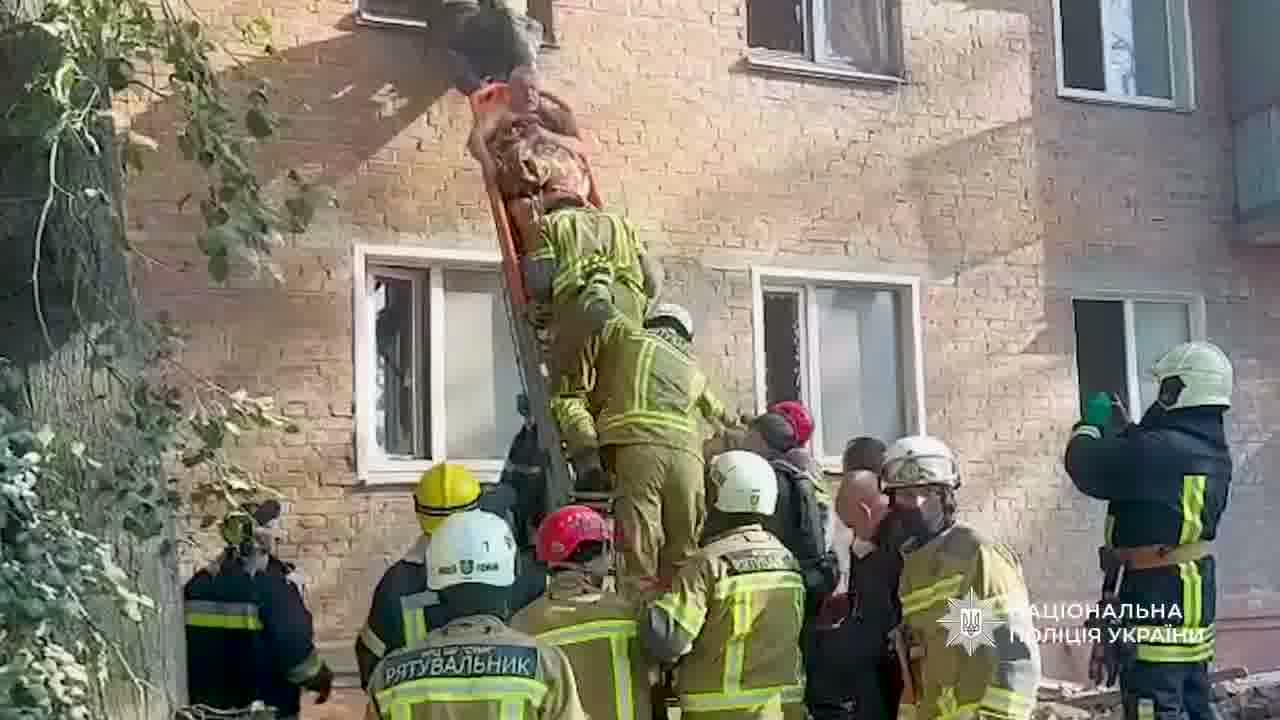 Ciała 3 dzieci wydobyto z gruzów po ataku rosyjskiej rakiety na dom mieszkalny w Prylukach, w obwodzie czernińskim. Liczba ofiar śmiertelnych wzrosła do 9, 38 rannych.