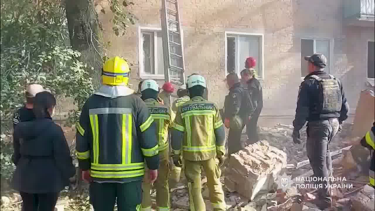 Ciała 3 dzieci wydobyto z gruzów po ataku rosyjskiej rakiety na dom mieszkalny w Prylukach, w obwodzie czernińskim. Liczba ofiar śmiertelnych wzrosła do 9, 38 rannych.