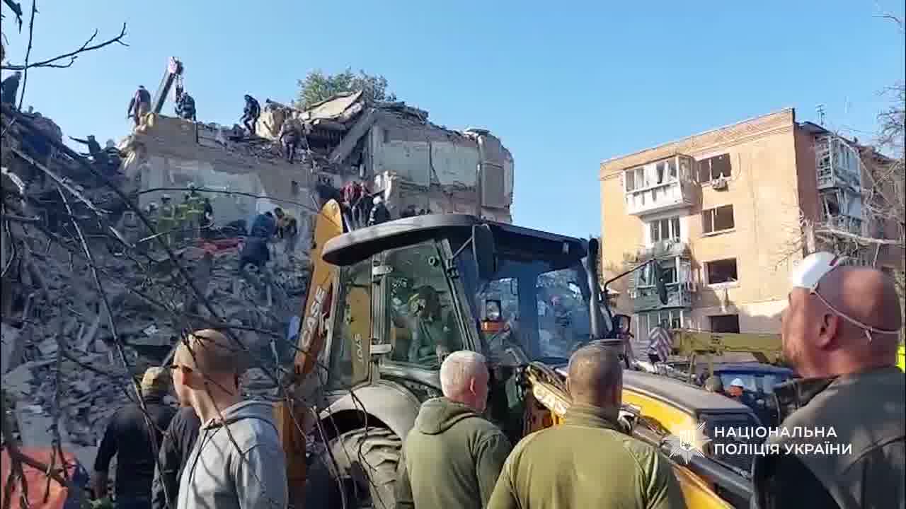 Ciała 3 dzieci wydobyto z gruzów po ataku rosyjskiej rakiety na dom mieszkalny w Prylukach, w obwodzie czernińskim. Liczba ofiar śmiertelnych wzrosła do 9, 38 rannych.