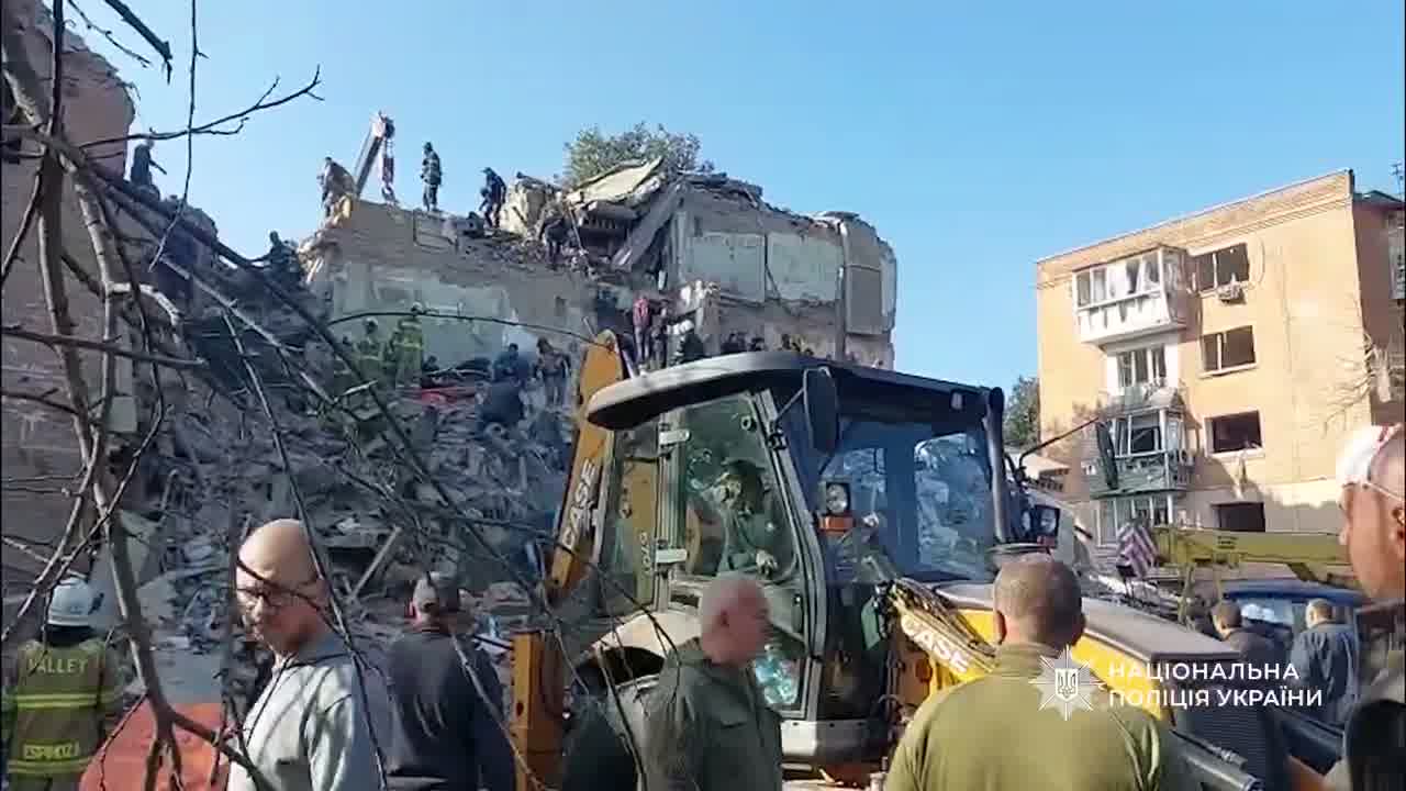 Ciała 3 dzieci wydobyto z gruzów po ataku rosyjskiej rakiety na dom mieszkalny w Prylukach, w obwodzie czernińskim. Liczba ofiar śmiertelnych wzrosła do 9, 38 rannych.