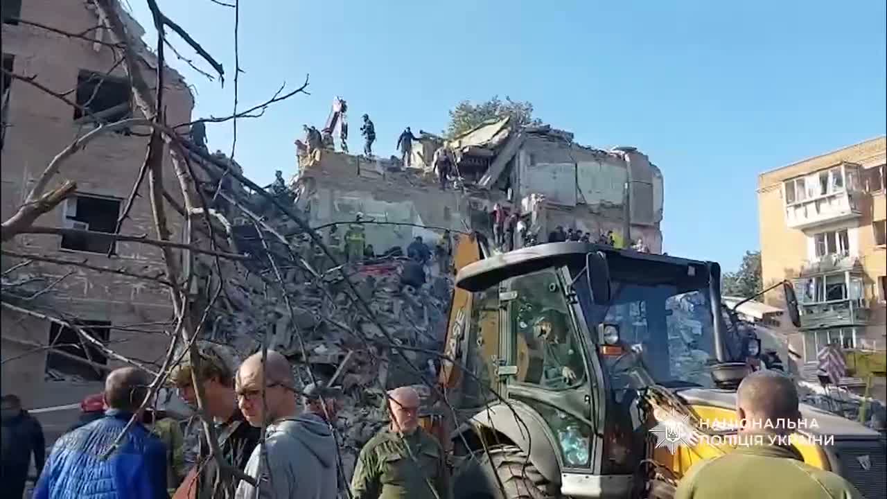 Ciała 3 dzieci wydobyto z gruzów po ataku rosyjskiej rakiety na dom mieszkalny w Prylukach, w obwodzie czernińskim. Liczba ofiar śmiertelnych wzrosła do 9, 38 rannych.