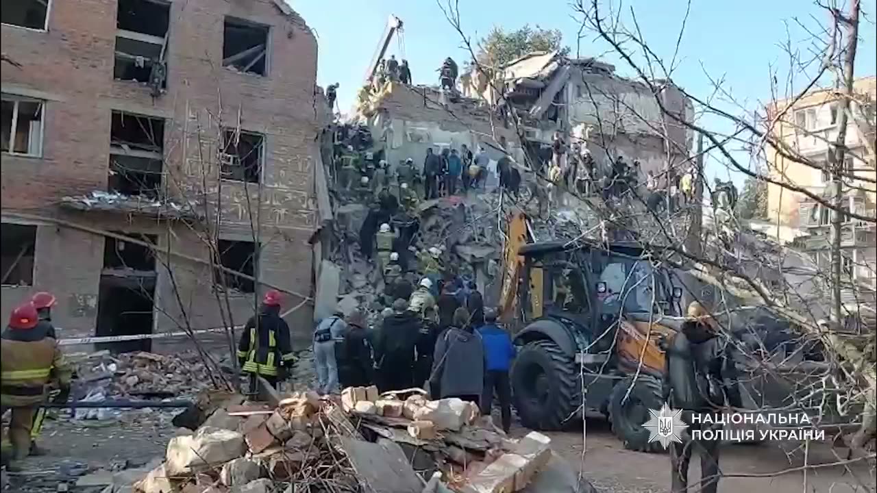 Ciała 3 dzieci wydobyto z gruzów po ataku rosyjskiej rakiety na dom mieszkalny w Prylukach, w obwodzie czernińskim. Liczba ofiar śmiertelnych wzrosła do 9, 38 rannych.
