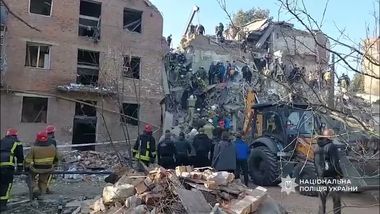 Ciała 3 dzieci wydobyto z gruzów po ataku rosyjskiej rakiety na dom mieszkalny w Prylukach, w obwodzie czernińskim. Liczba ofiar śmiertelnych wzrosła do 9, 38 rannych.