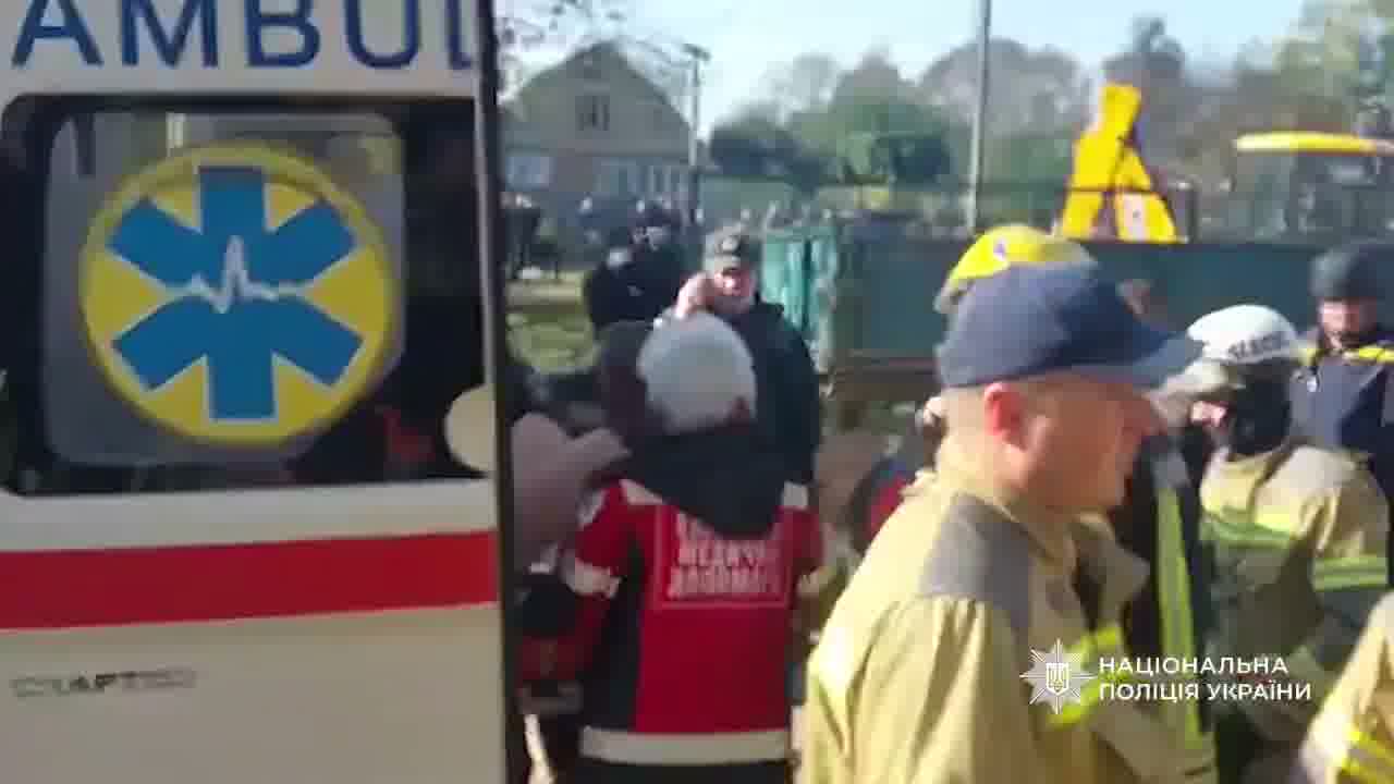 Ciała 3 dzieci wydobyto z gruzów po ataku rosyjskiej rakiety na dom mieszkalny w Prylukach, w obwodzie czernińskim. Liczba ofiar śmiertelnych wzrosła do 9, 38 rannych.