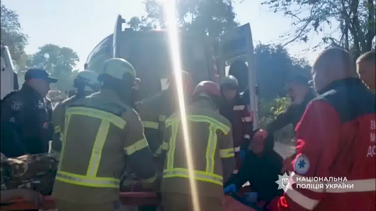 Ciała 3 dzieci wydobyto z gruzów po ataku rosyjskiej rakiety na dom mieszkalny w Prylukach, w obwodzie czernińskim. Liczba ofiar śmiertelnych wzrosła do 9, 38 rannych.