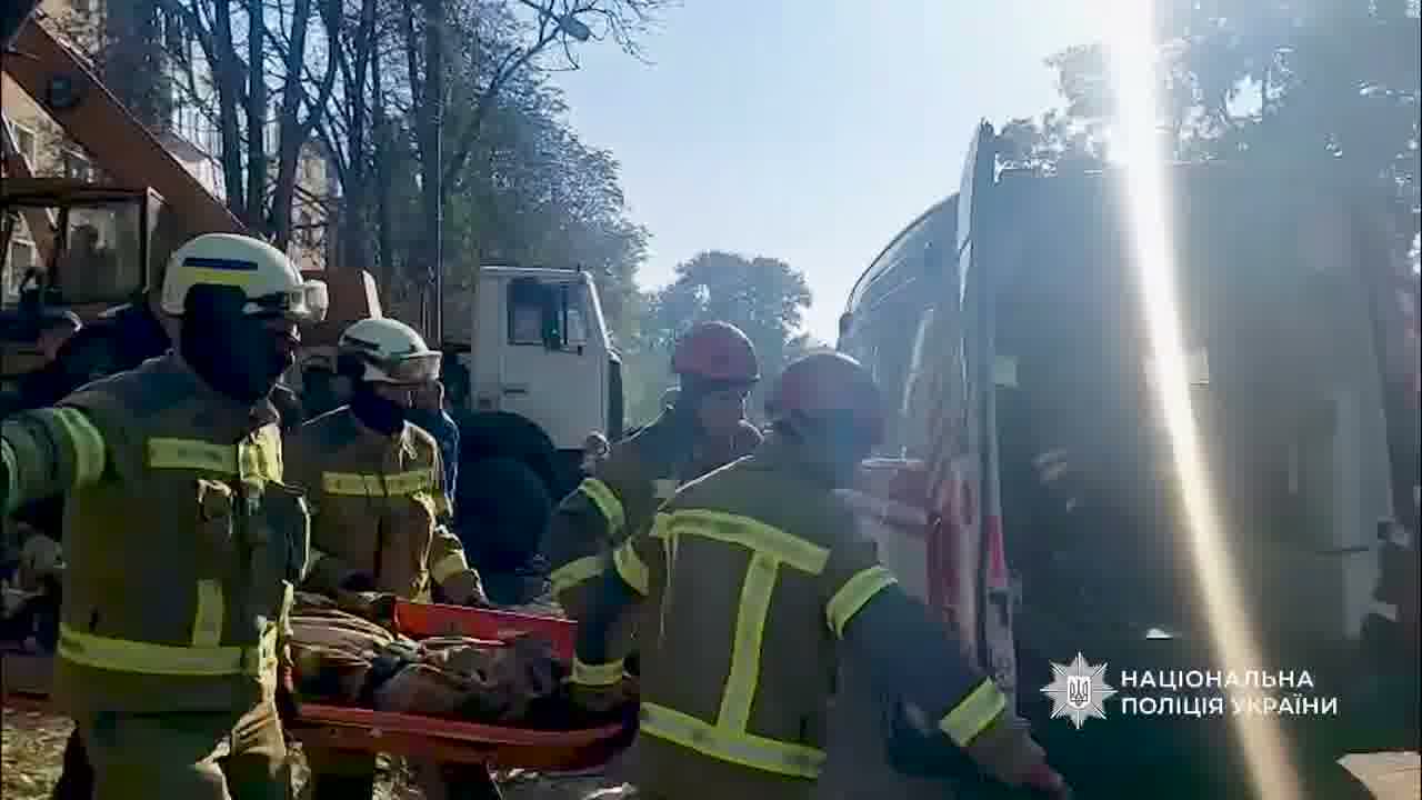 Ciała 3 dzieci wydobyto z gruzów po ataku rosyjskiej rakiety na dom mieszkalny w Prylukach, w obwodzie czernińskim. Liczba ofiar śmiertelnych wzrosła do 9, 38 rannych.