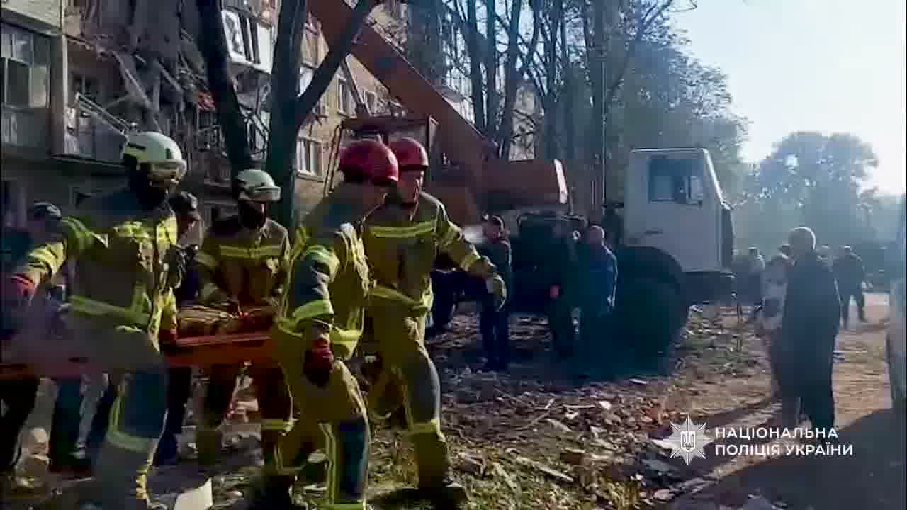 Ciała 3 dzieci wydobyto z gruzów po ataku rosyjskiej rakiety na dom mieszkalny w Prylukach, w obwodzie czernińskim. Liczba ofiar śmiertelnych wzrosła do 9, 38 rannych.