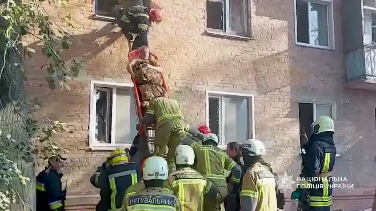 Ciała 3 dzieci wydobyto z gruzów po ataku rosyjskiej rakiety na dom mieszkalny w Prylukach, w obwodzie czernińskim. Liczba ofiar śmiertelnych wzrosła do 9, 38 rannych.
