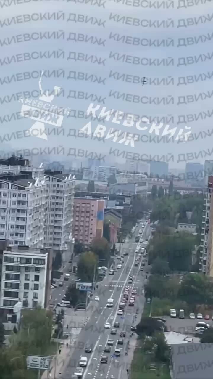 Frappe aérienne avec drone signalée dans une rue de Kyiv.