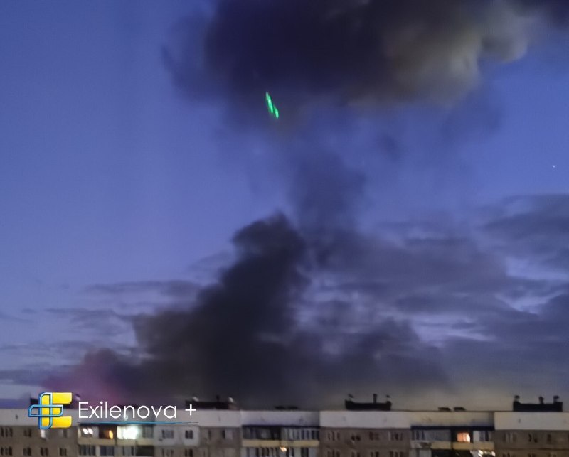 Incendies suite à des frappes par drones sur une raffinerie pétrolière à Salavat, République de Bashkortostan.