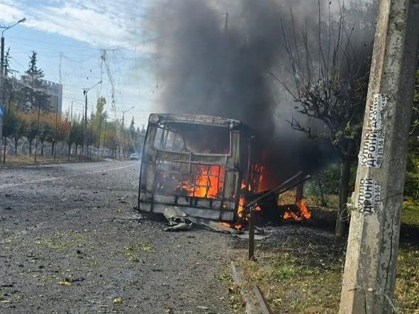Au moins 12 morts suite à une frappe russe sur un bus à Kramatorsk, région de Donetsk.