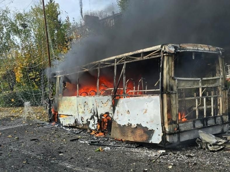 Au moins 12 morts suite à une frappe russe sur un bus à Kramatorsk, région de Donetsk.