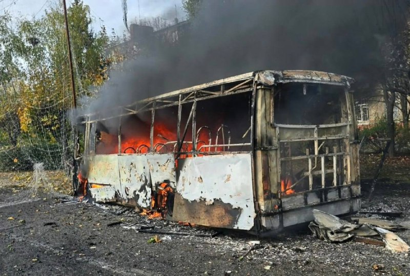L'armée russe a visé deux bus à Kramatorsk. 30 morts, 18 blessés.