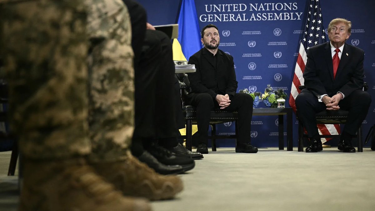 According to Axios, the US has threatened to restrict Ukraine's access to intelligence if attacks on Russian oil refineries continue. This statement was reportedly made during talks with US envoys in Miami. The US has not confirmed this
