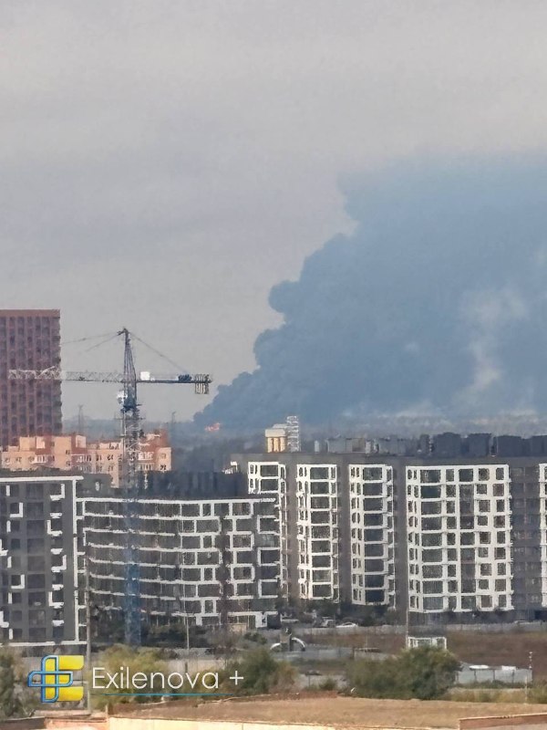 Terminal przeładunkowy na rafinerii w Nowosachtyńsku w rejonie Rostowa-na-Donie w Rosji nadal płonie po nocnym ataku dronowym. Instalacja służy do przechowywania i przesyłania produktów naftowych.