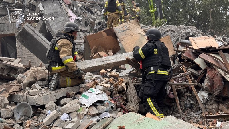 Die Zahl der Todesopfer russischer Angriffe mit gelenkten Fliegerbomben auf Saporischschja ist auf 15 gestiegen, darunter drei Kinder. Weitere 16 Menschen, darunter zwei Kinder, wurden verletzt. Die Such- und Rettungsarbeiten dauern an.