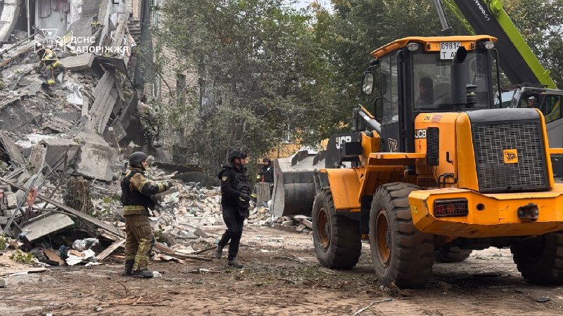 Die Zahl der Todesopfer russischer Angriffe mit gelenkten Fliegerbomben auf Saporischschja ist auf 15 gestiegen, darunter drei Kinder. Weitere 16 Menschen, darunter zwei Kinder, wurden verletzt. Die Such- und Rettungsarbeiten dauern an.