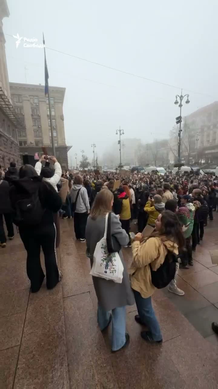 Several hundred people gathered outside the Kyiv City State Administration building for a protest demanding the resignation of Kyiv Mayor Vitali Klitschko, according to Radio Free Europe/Radio Liberty correspondents