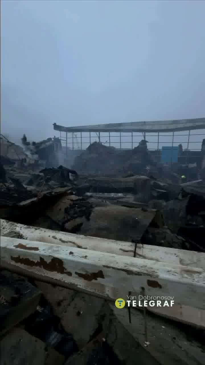 Le centre commercial Epicentr, situé dans le quartier de Pochaina à Kyiv, a été détruit suite à des frappes russes.