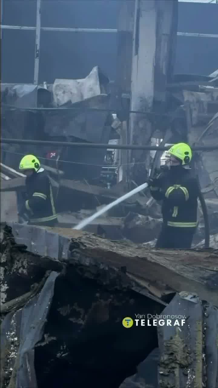 Le centre commercial Epicentr, situé dans le quartier de Pochaina à Kyiv, a été détruit suite à des frappes russes.