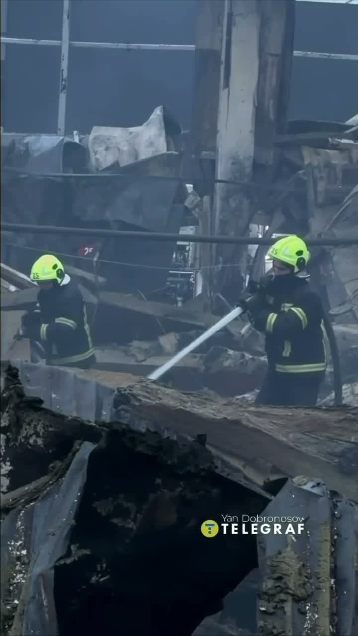 Le centre commercial Epicentr, situé dans le quartier de Pochaina à Kyiv, a été détruit suite à des frappes russes.