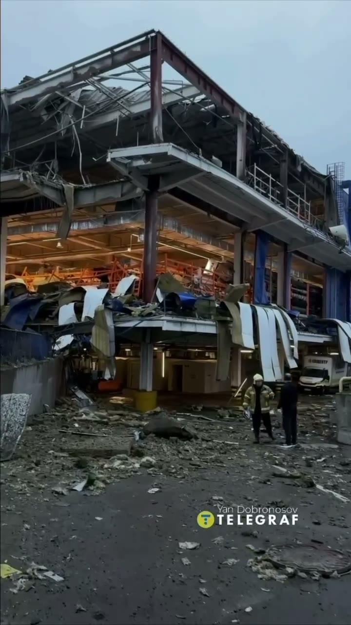 Le centre commercial Epicentr, situé dans le quartier de Pochaina à Kyiv, a été détruit suite à des frappes russes.